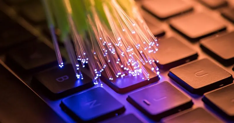 how does fiber optic internet work